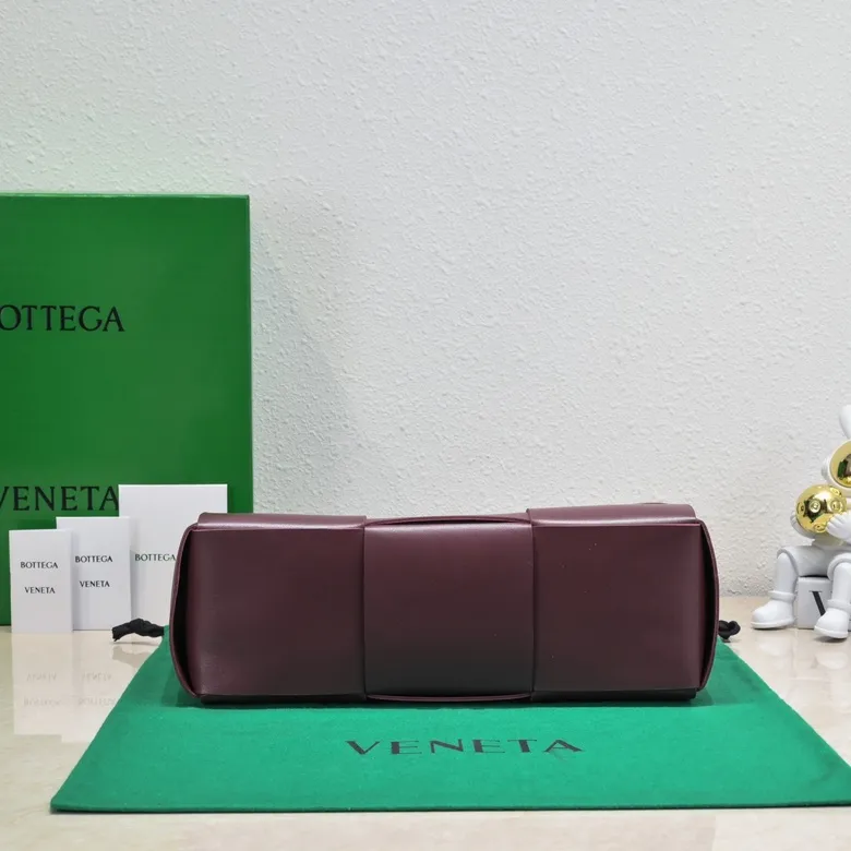 Batch 1960 large arco, BottegaVeneta# official website latest cowhide leather SLIP tote handbag, and the logo has been changed to the side panel😍The oversized woven design really makes it a huge gap from ordinary tote bags🔗🔗Different color combinations inside and outside ⛓Daniel Lee leads the brand's DNA to continue to evolve with fresh inspiration🧬🧬showing a balanced style of luxury and reality👉: 36*24*14 Model: 9892#, the latest logo is on the side
